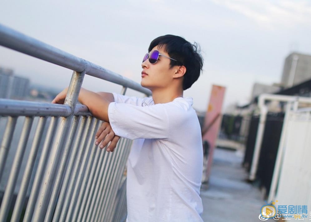 王浩男帅气街拍 王浩男高清写真_王浩男高清剧照