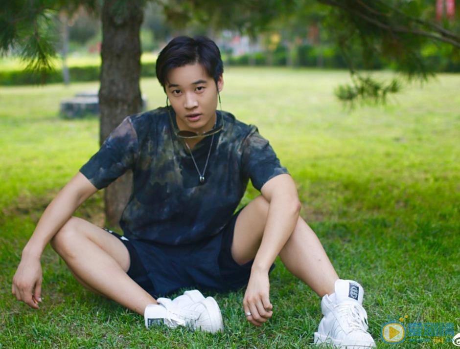 王浩男帅气街拍 王浩男高清写真_王浩男高清剧照