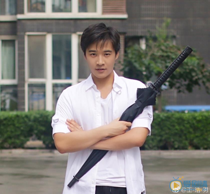 王浩男帅气街拍 王浩男高清写真_王浩男高清剧照