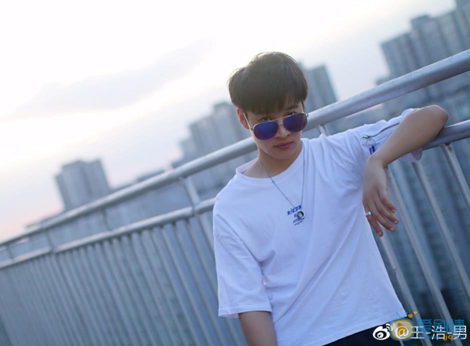 王浩男帅气街拍 王浩男高清写真_王浩男高清剧照