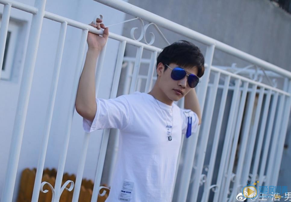 王浩男帅气街拍 王浩男高清写真_王浩男高清剧照