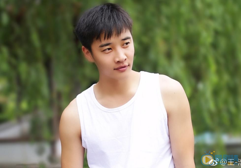 王浩男帅气街拍 王浩男高清写真_王浩男高清剧照