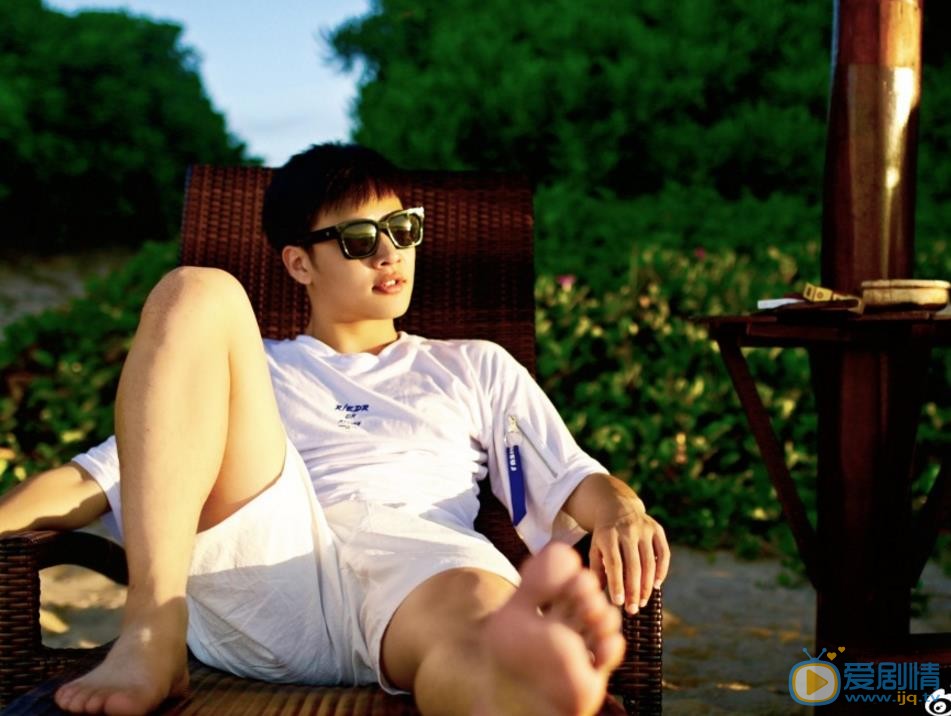 王浩男帅气街拍 王浩男高清写真_王浩男高清剧照