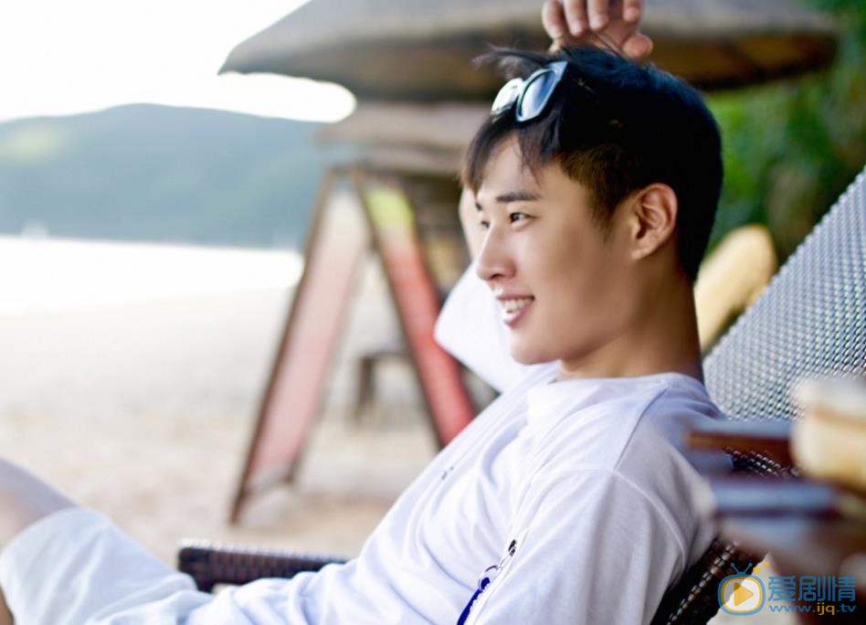 王浩男帅气街拍 王浩男高清写真_王浩男高清剧照