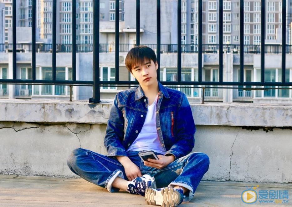 王浩男帅气街拍 王浩男高清写真_王浩男高清剧照