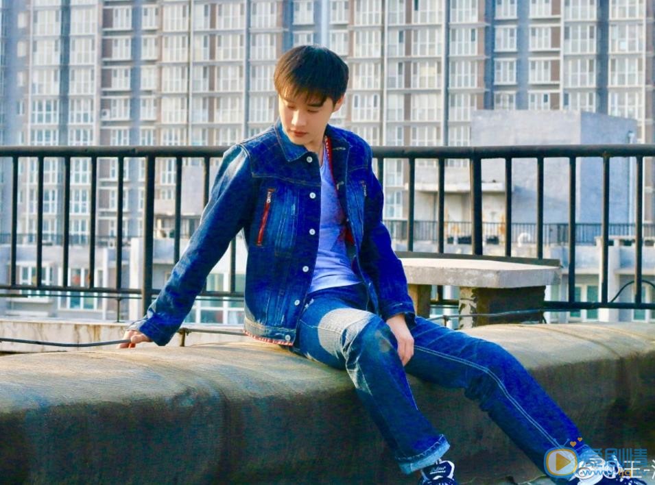 王浩男帅气街拍 王浩男高清写真_王浩男高清剧照