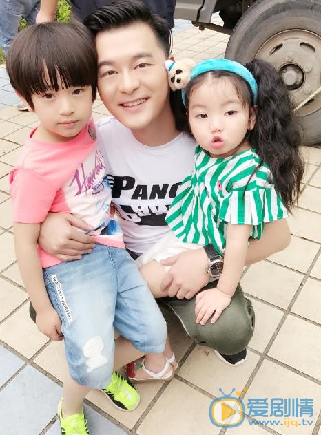 张戈与人合照 张戈高清写真_张戈高清剧照