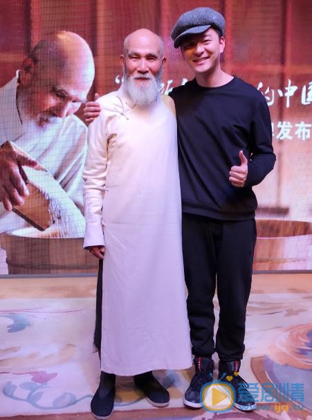 张戈与人合照 张戈高清写真_张戈高清剧照