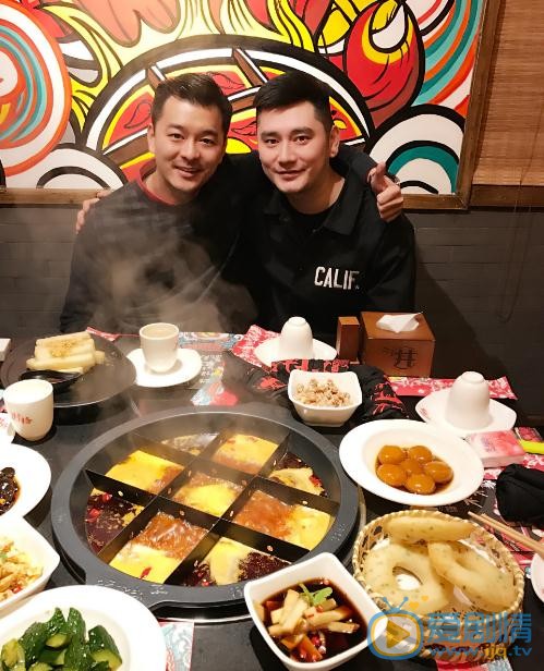 张戈与人合照 张戈高清写真_张戈高清剧照