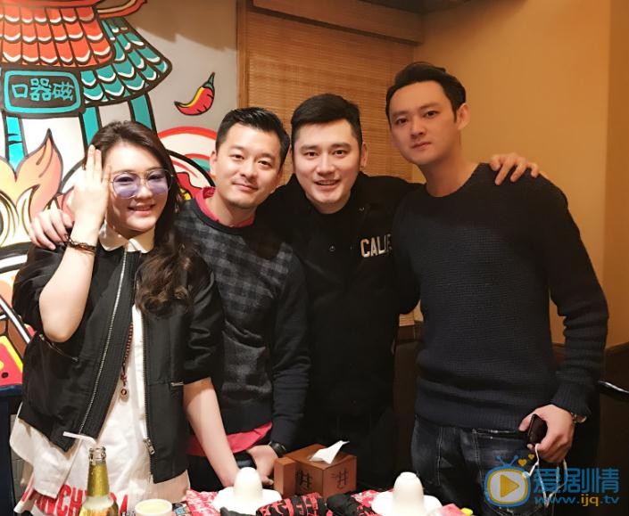 张戈与人合照 张戈高清写真_张戈高清剧照