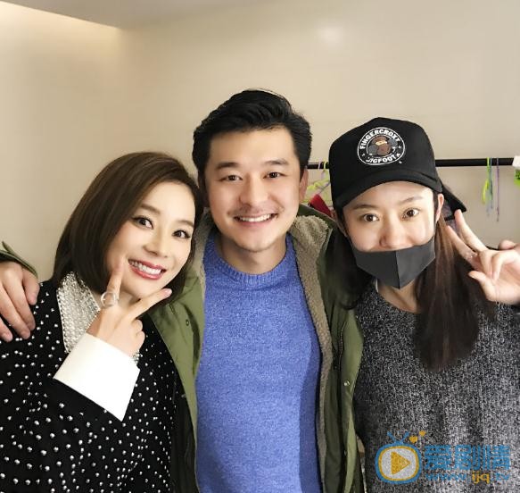 张戈与人合照 张戈高清写真_张戈高清剧照