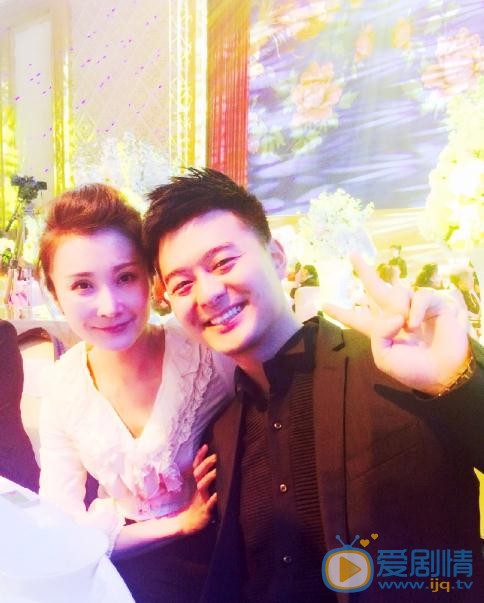张戈与人合照 张戈高清写真_张戈高清剧照