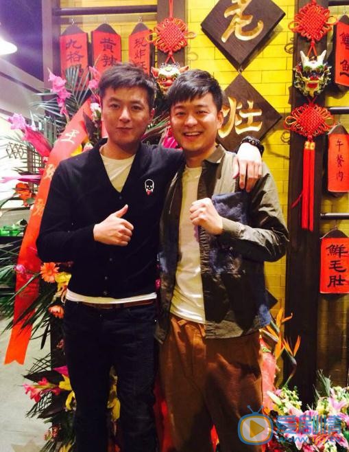 张戈与人合照 张戈高清写真_张戈高清剧照