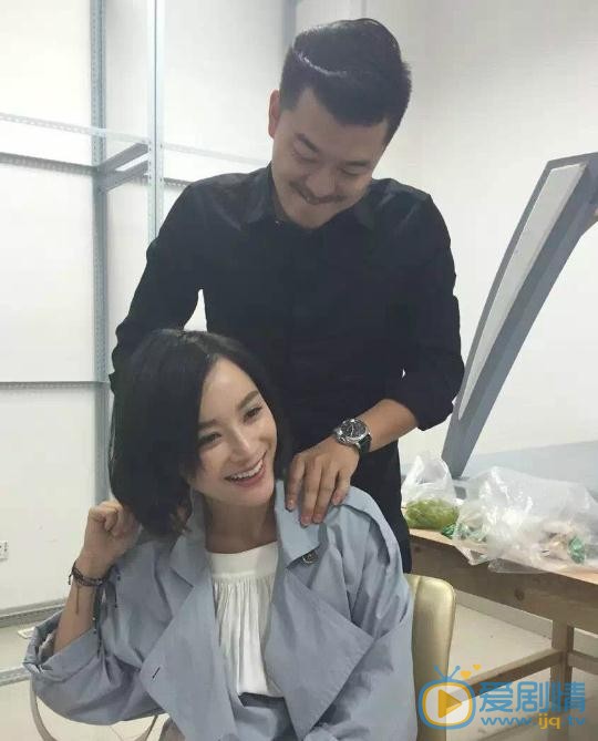 张戈与人合照 张戈高清写真_张戈高清剧照