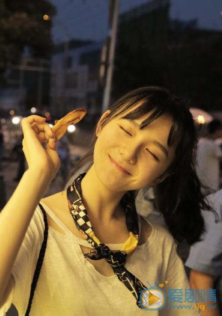 伍宇辰柠夜色街拍 伍宇辰柠高清写真_伍宇辰柠高清剧照