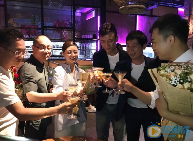 郑奇与人合照 郑奇高清写真_郑奇高清剧照