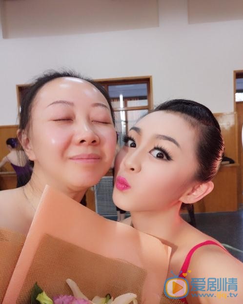 郜思雯与人合照 郜思雯高清写真_郜思雯高清剧照