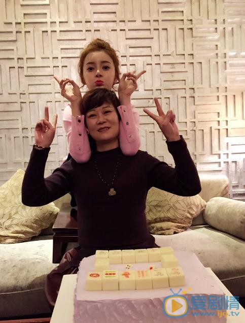王瑞子与人合照 王瑞子高清写真_王瑞子高清剧照