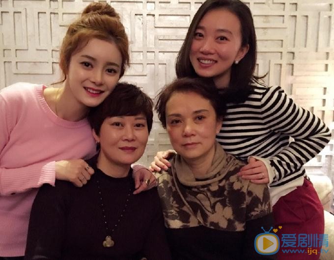 王瑞子与人合照 王瑞子高清写真_王瑞子高清剧照