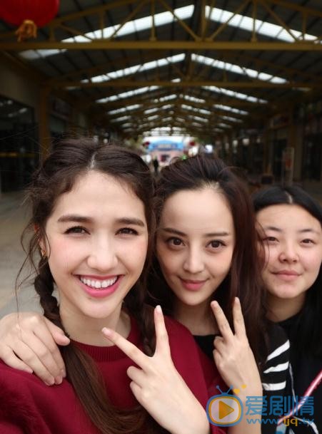 孟子叶与人合照 孟子叶高清写真_孟子叶高清剧照
