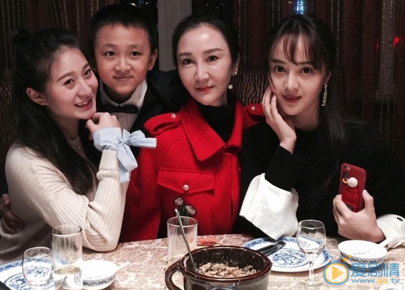孟子叶与人合照 孟子叶高清写真_孟子叶高清剧照