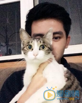 隋柯名与宠物合照 隋柯名高清写真_隋柯名高清剧照
