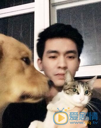 隋柯名与宠物合照 隋柯名高清写真_隋柯名高清剧照