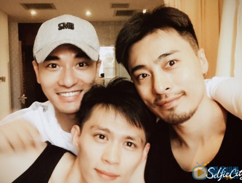 张钧涵与人合照 张钧涵高清写真_张钧涵高清剧照