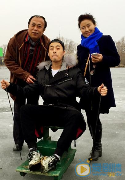 张钧涵与人合照 张钧涵高清写真_张钧涵高清剧照