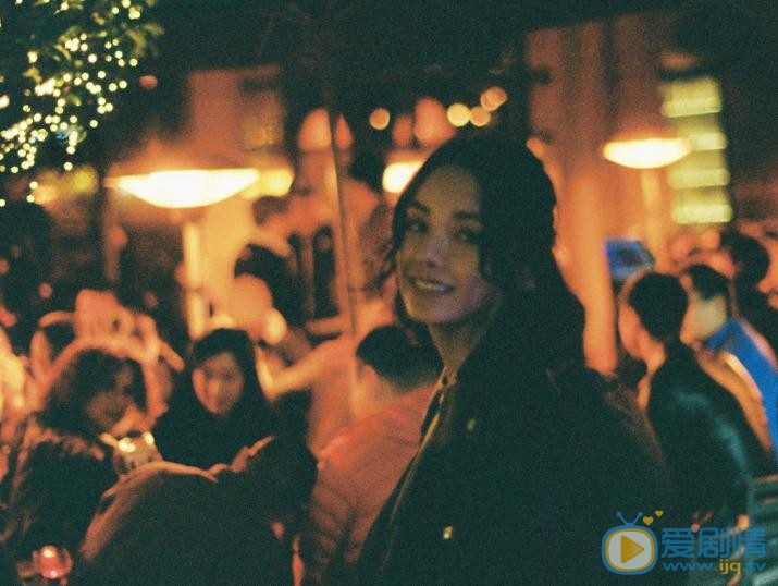 赵艺涵夜色街拍 赵艺涵高清写真_赵艺涵高清剧照