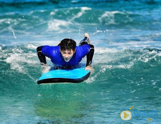 王嘉冲浪写真 王嘉高清写真_王嘉高清剧照