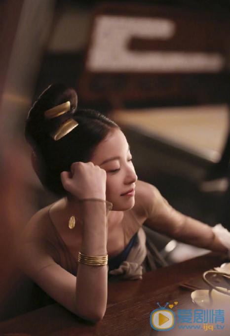 凰权曝最新剧照 倪妮女装妆容精致淡雅