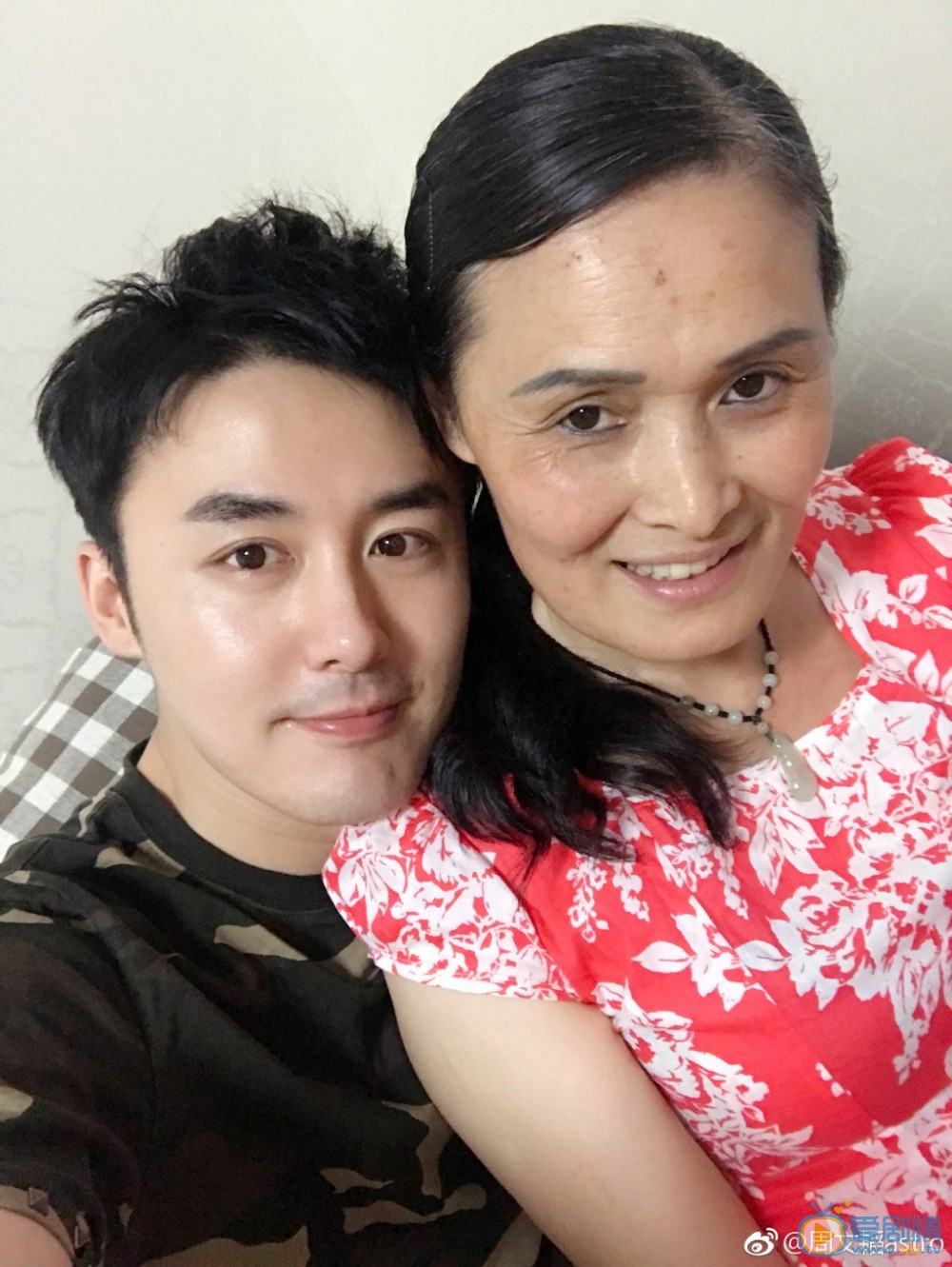 周文韬和老妈合照 周文韬高清写真_周文韬高清剧照