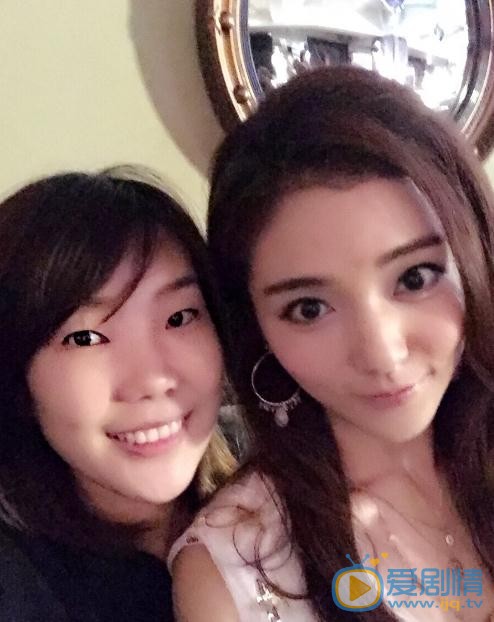尹雨航与人合照 尹雨航高清写真_尹雨航高清剧照