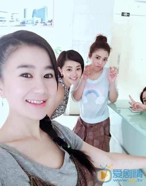 尹雨航与人合照 尹雨航高清写真_尹雨航高清剧照
