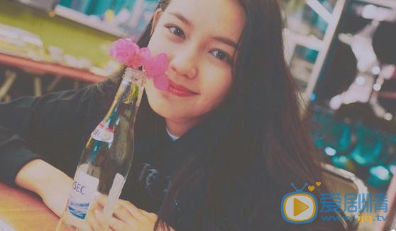 李诗颖夜色街拍 李诗颖高清写真_李诗颖高清剧照