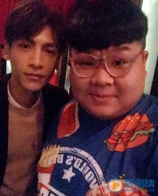 李东明与人合照 李东明高清写真_李东明高清剧照