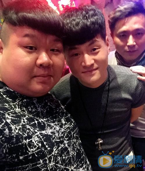 李东明与人合照 李东明高清写真_李东明高清剧照