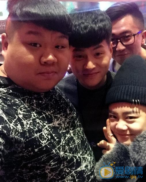 李东明与人合照 李东明高清写真_李东明高清剧照