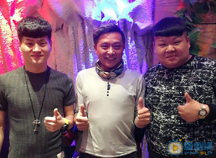 李东明与人合照 李东明高清写真_李东明高清剧照