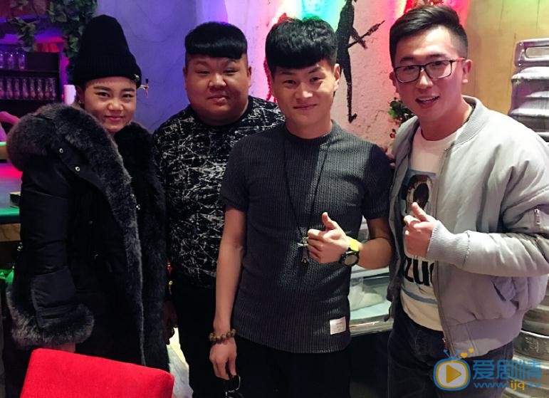 李东明与人合照 李东明高清写真_李东明高清剧照