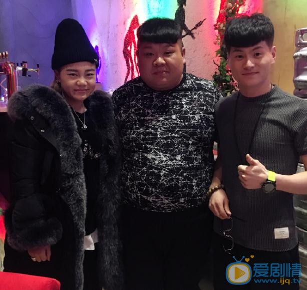 李东明与人合照 李东明高清写真_李东明高清剧照