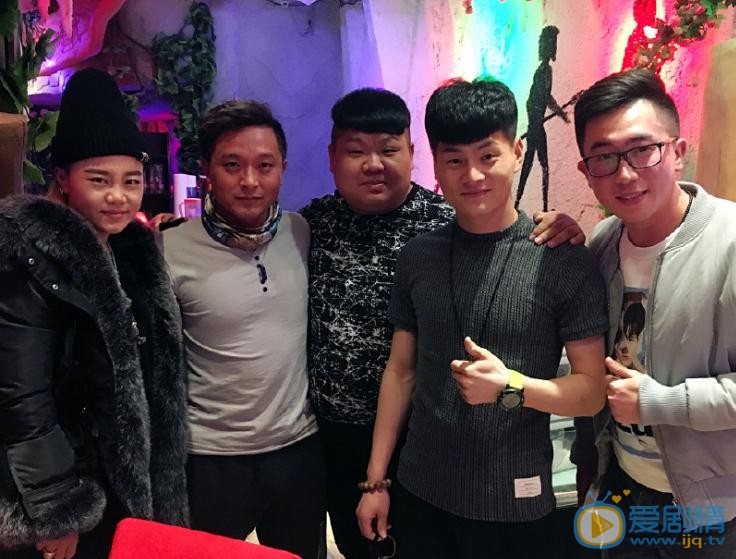 李东明与人合照 李东明高清写真_李东明高清剧照