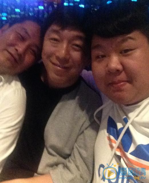 李东明与人合照 李东明高清写真_李东明高清剧照