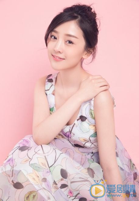 何花甜美写着 何花高清写真_何花高清剧照