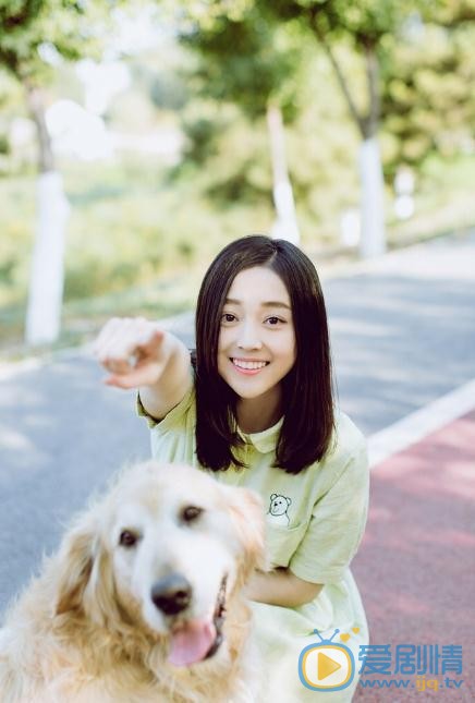 何花甜美写着 何花高清写真_何花高清剧照