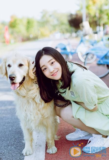 何花甜美写着 何花高清写真_何花高清剧照