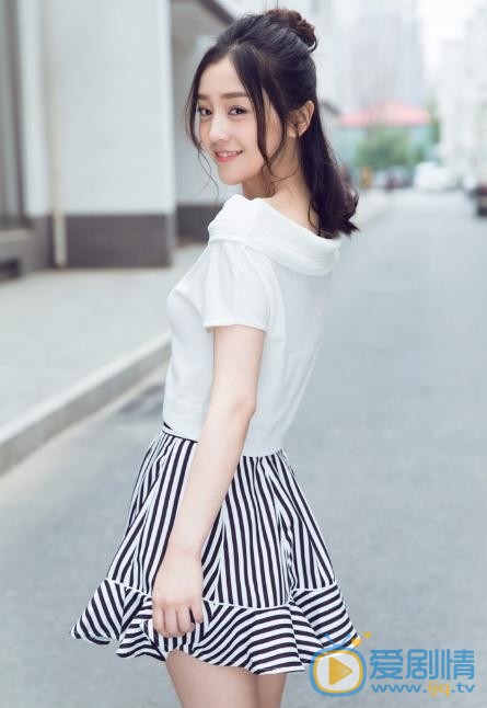 何花甜美写着 何花高清写真_何花高清剧照
