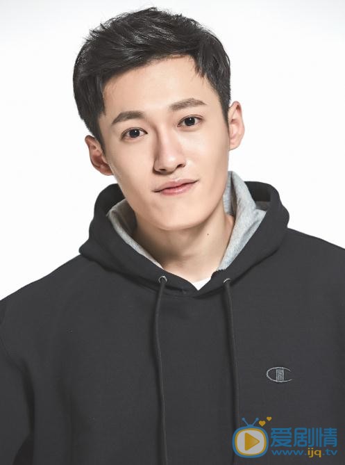 致我们单纯的小美好李束是谁演的？李束扮演者张何昊臻个人资料、写真及生活照欣赏