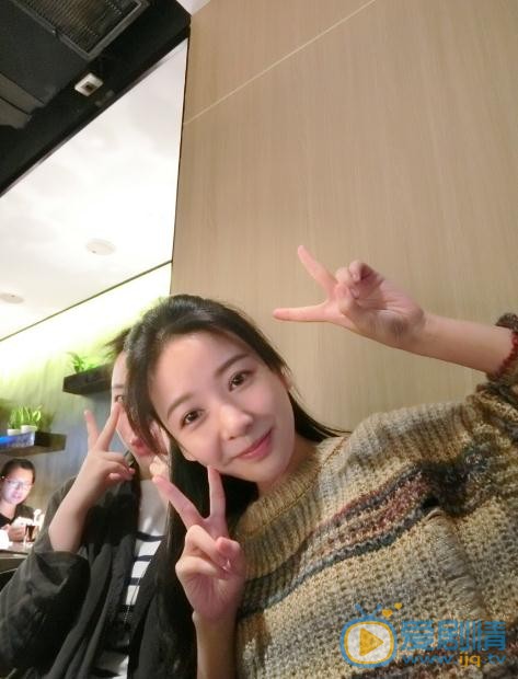 王小橙与人合照 王小橙高清写真_王小橙高清剧照